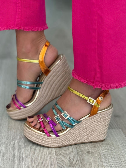 Sandálias multicolor com plantaforma