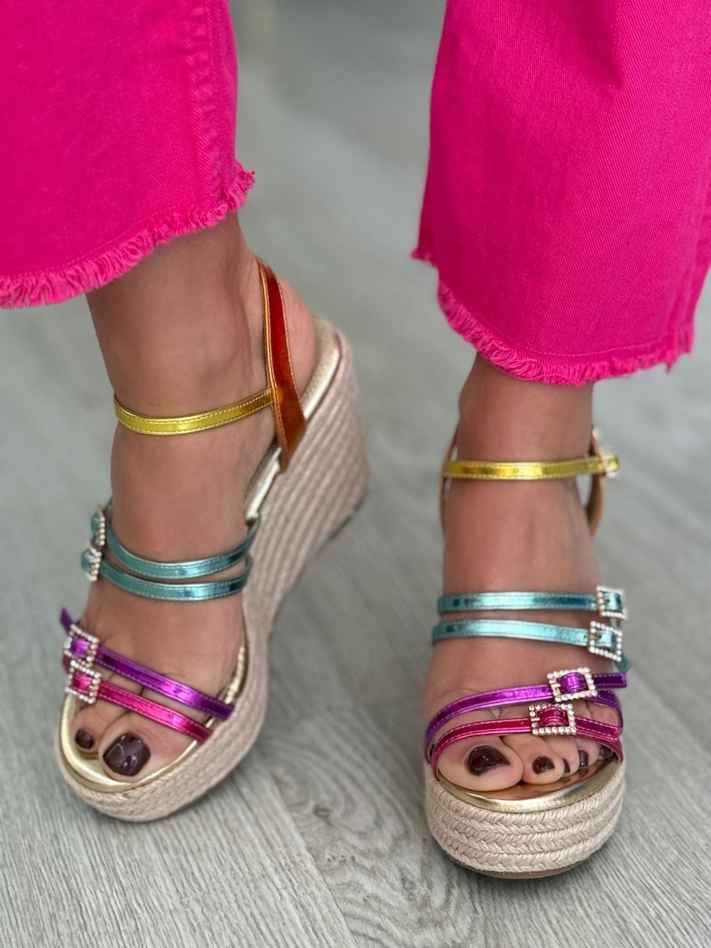 Sandálias multicolor com plantaforma