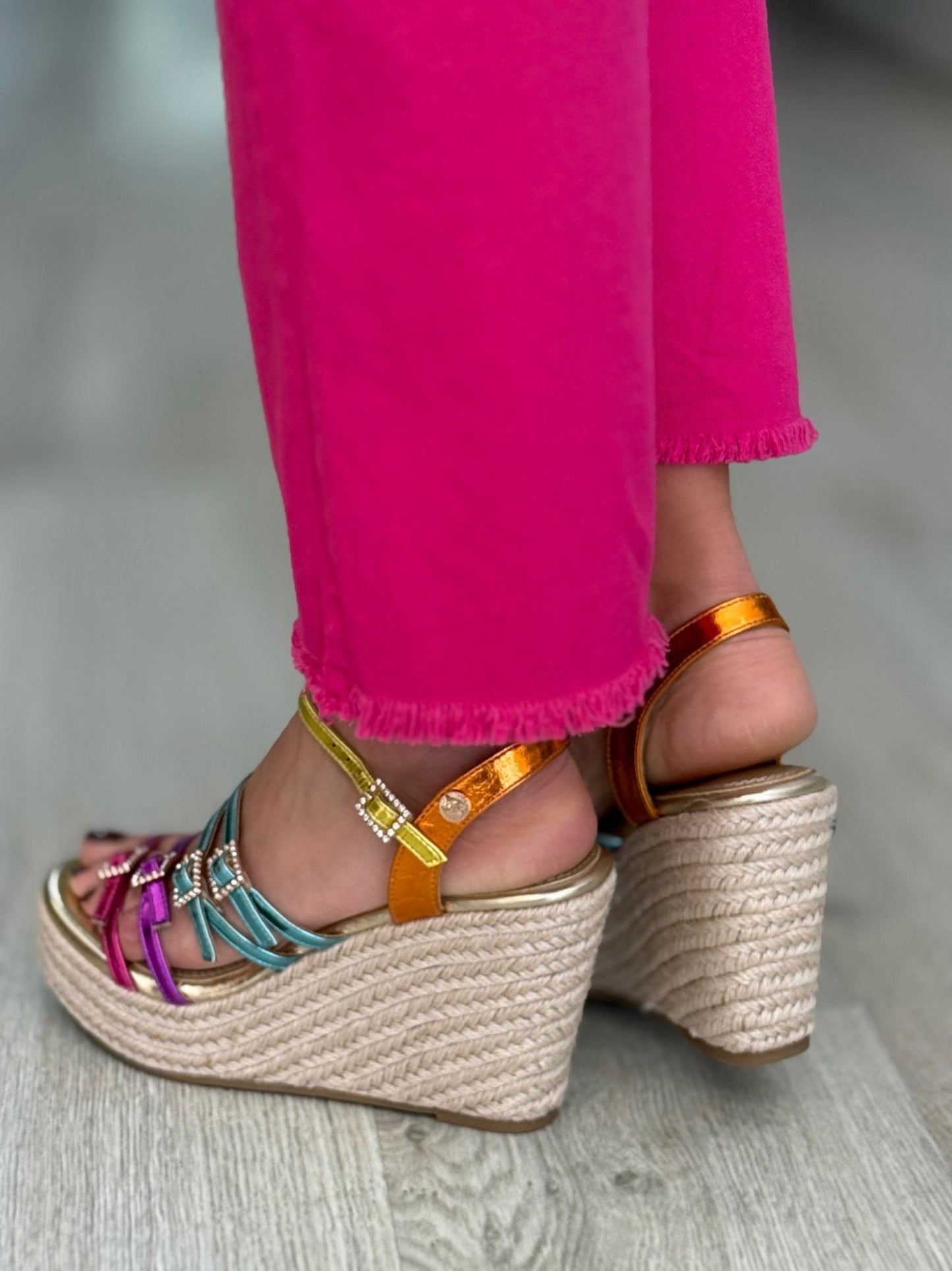 Sandálias multicolor com plantaforma