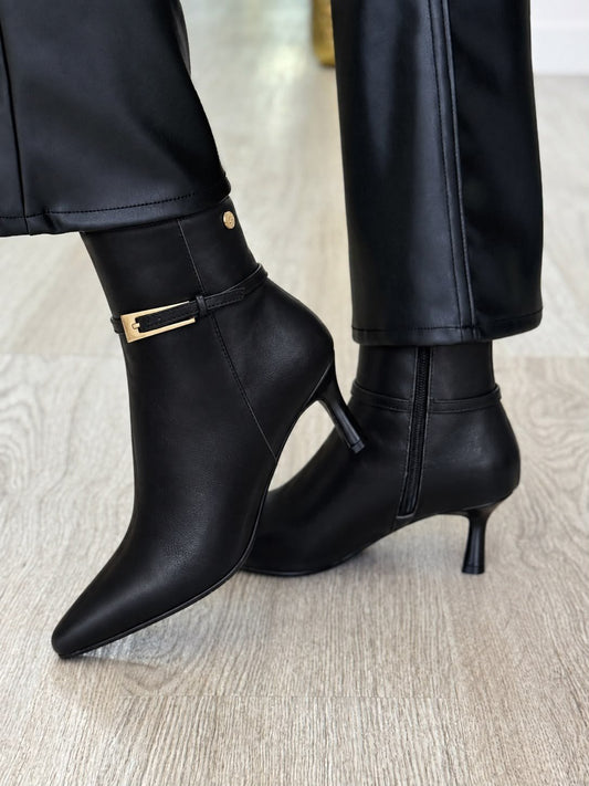 Botins com fivela
