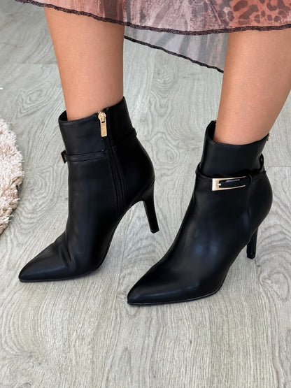 Botins com fivela