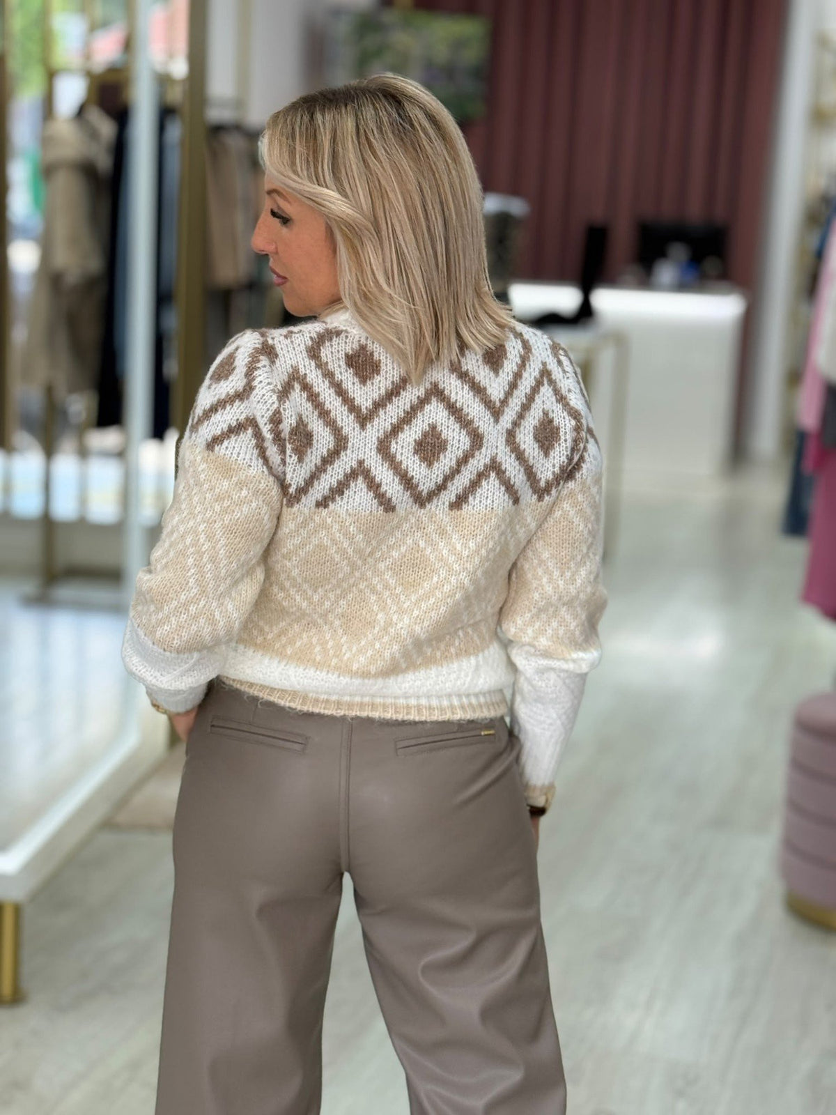 Camisola com brilhantes e pérolas