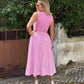 Saia longa rosa e evasê feminina