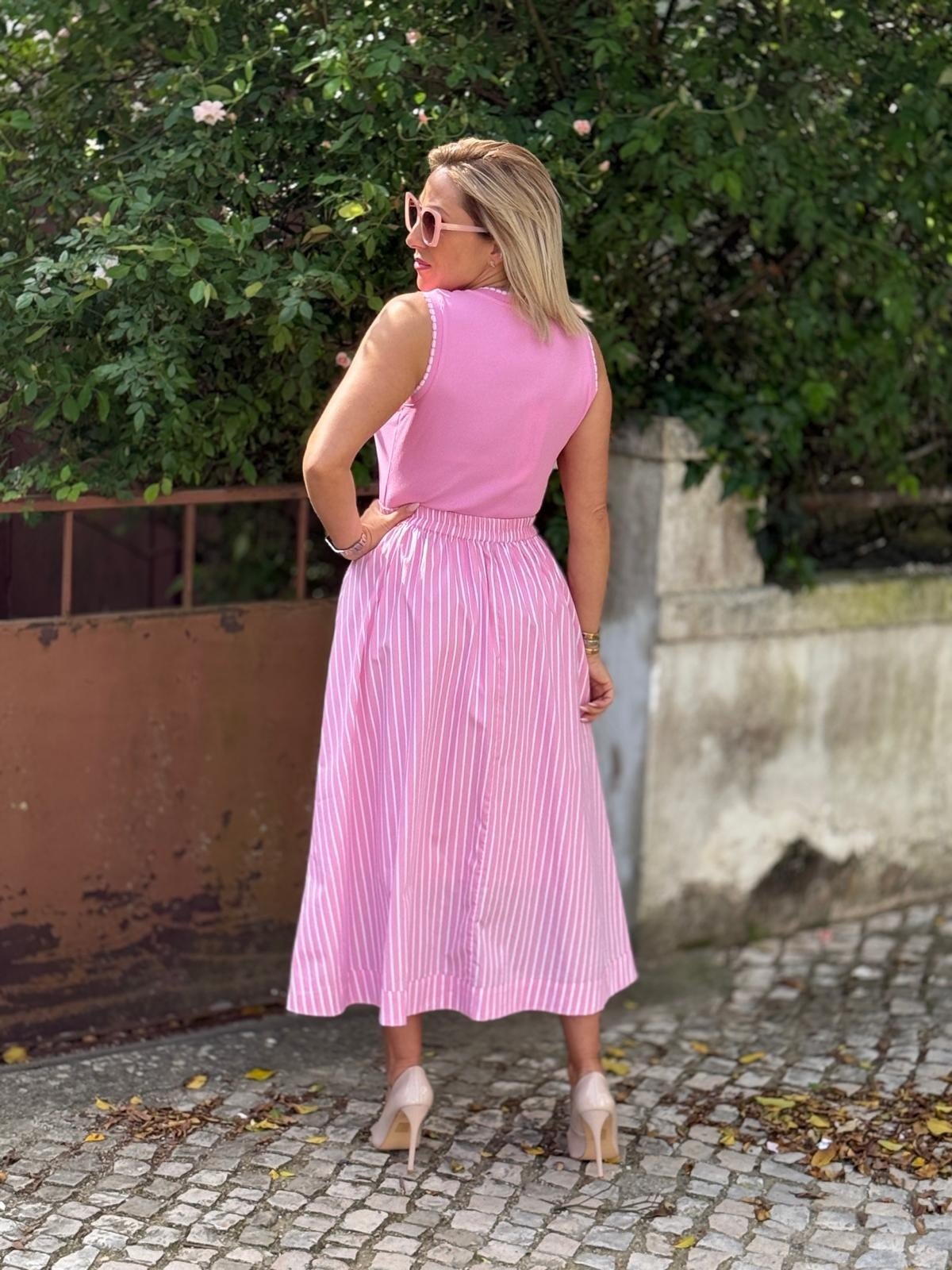 Saia longa rosa e evasê feminina