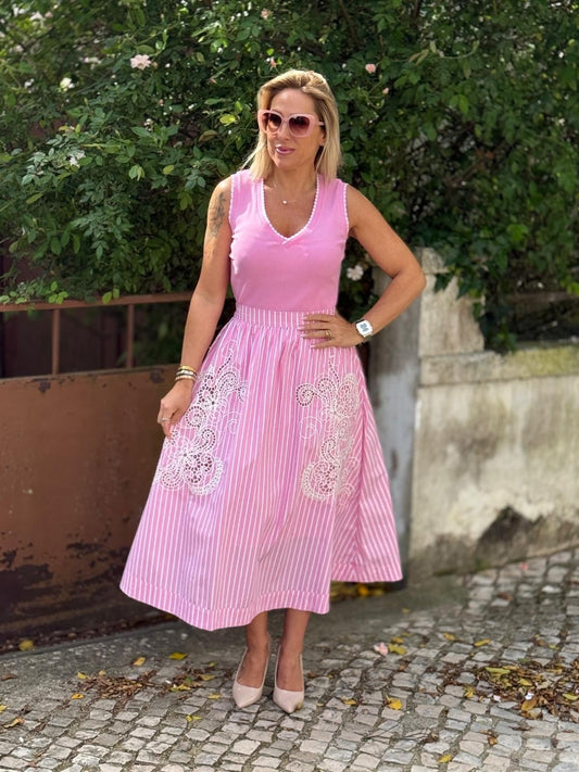 Saia longa rosa e evasê feminina