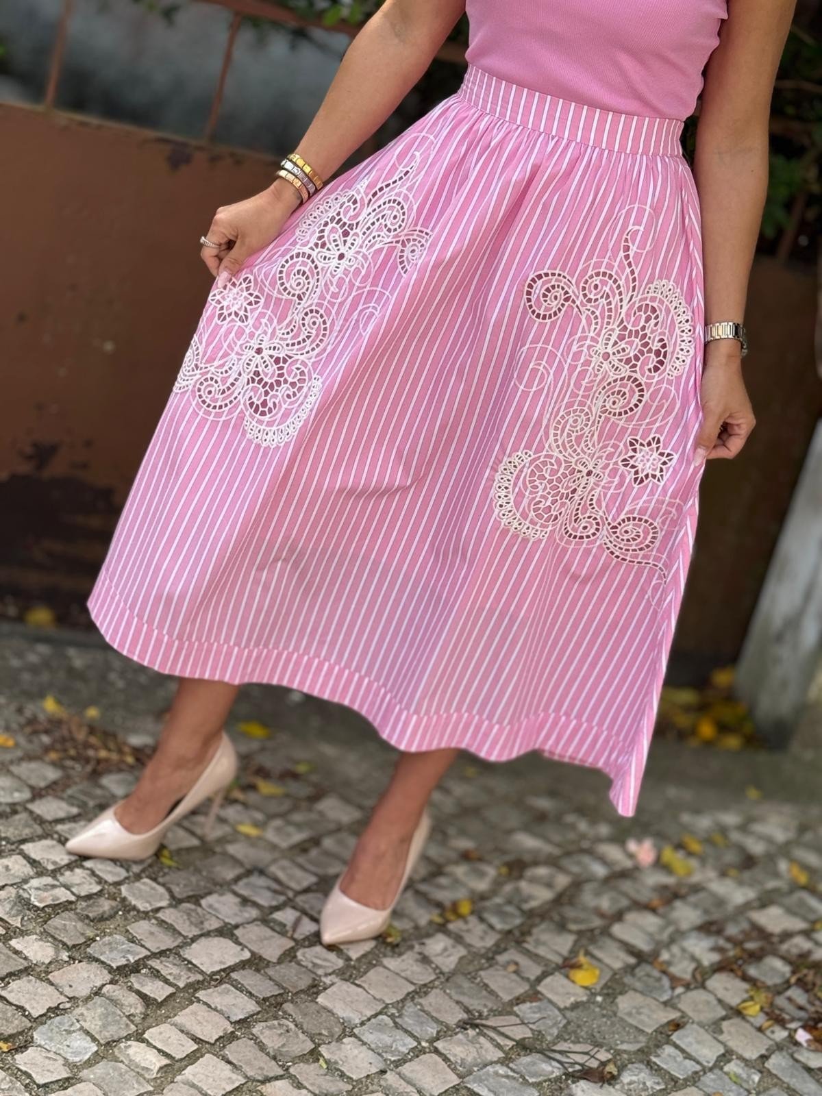 Saia longa rosa e evasê feminina