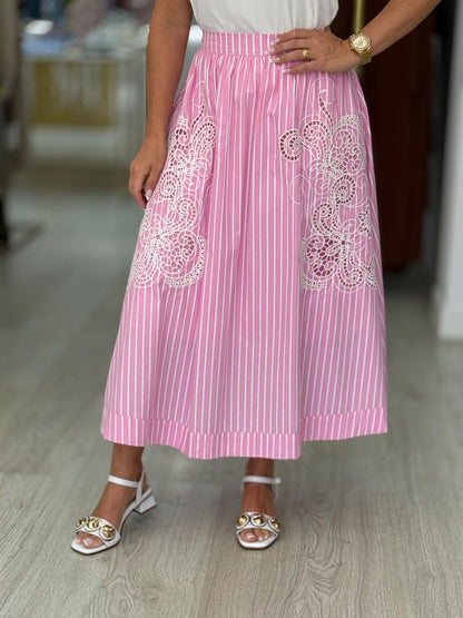 Saia longa rosa e evasê feminina