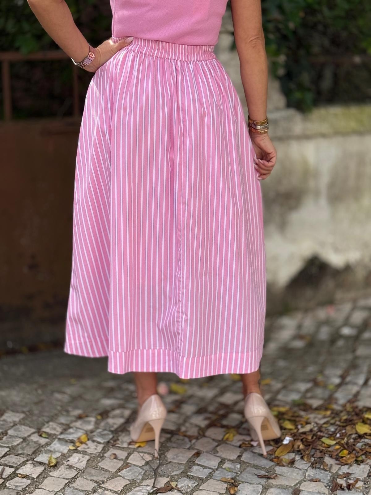 Saia longa rosa e evasê feminina