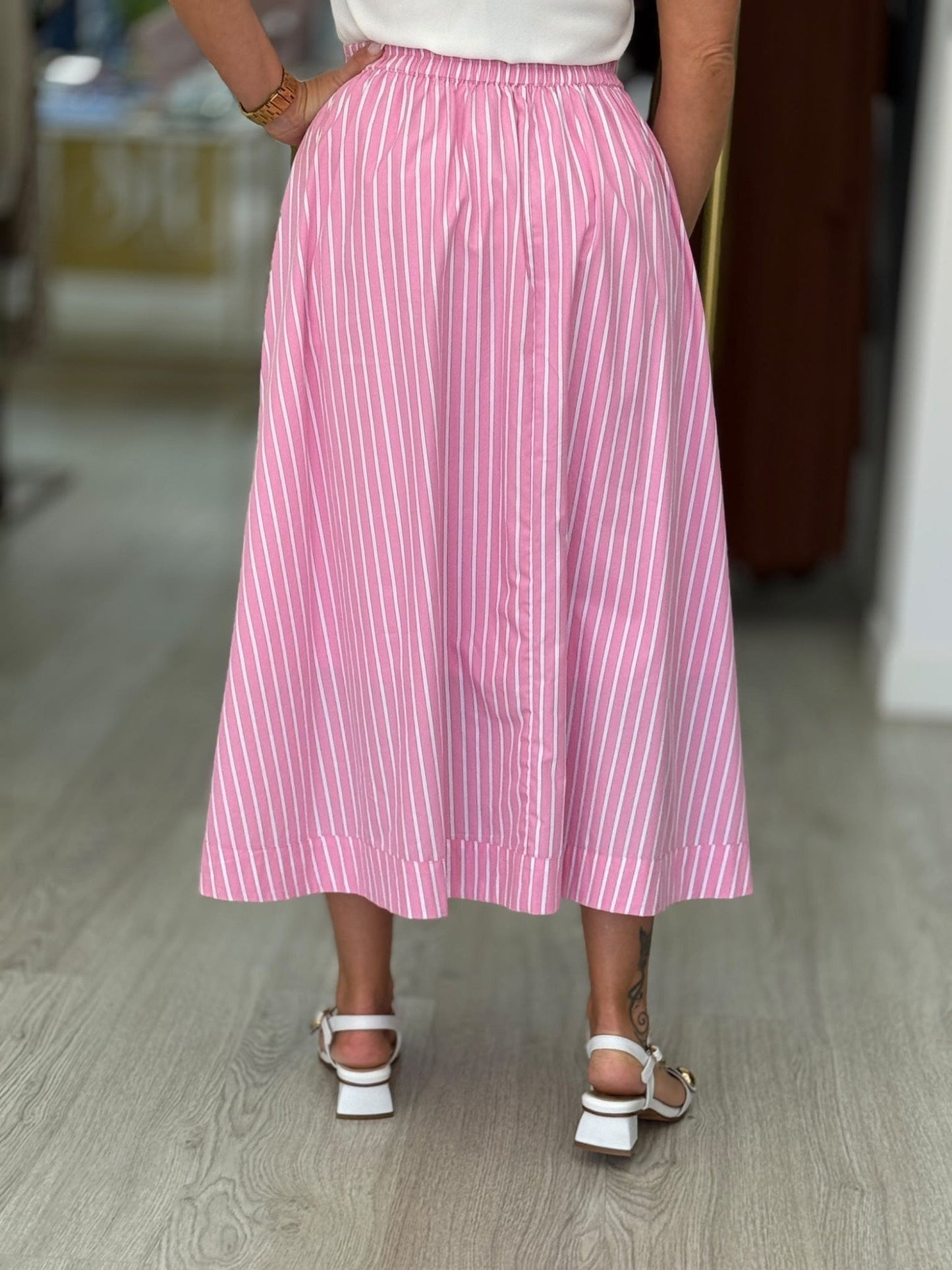 Saia longa rosa e evasê feminina