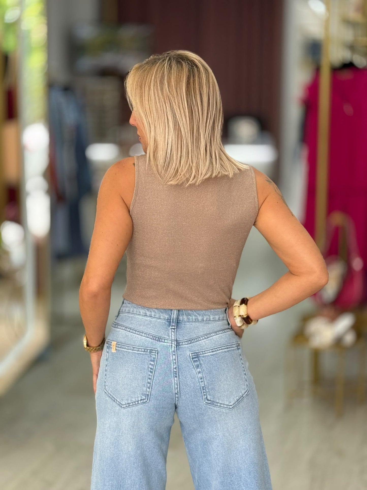 Top com pormenor dourado