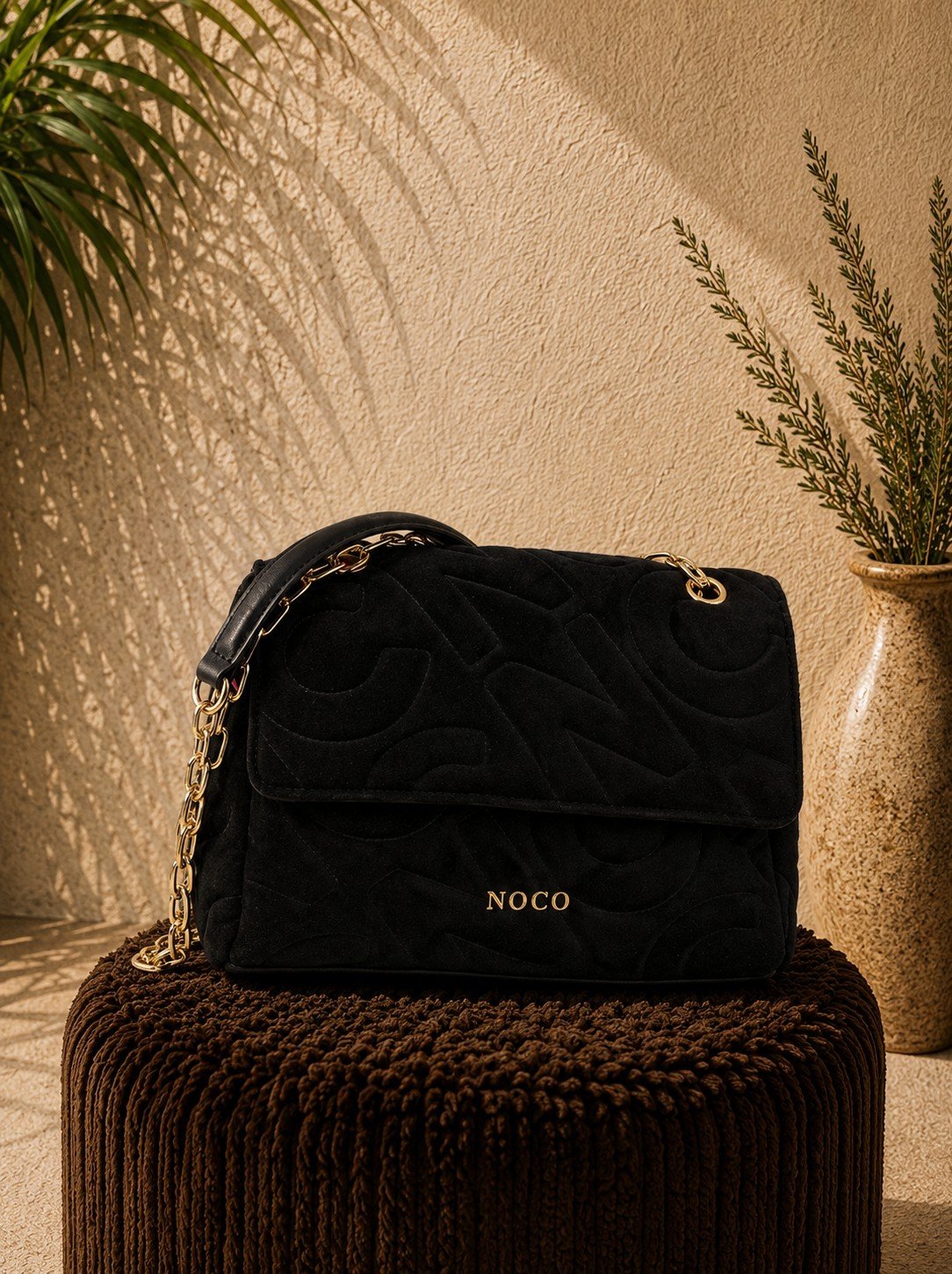 Bolsa de ombro com pala em camurça