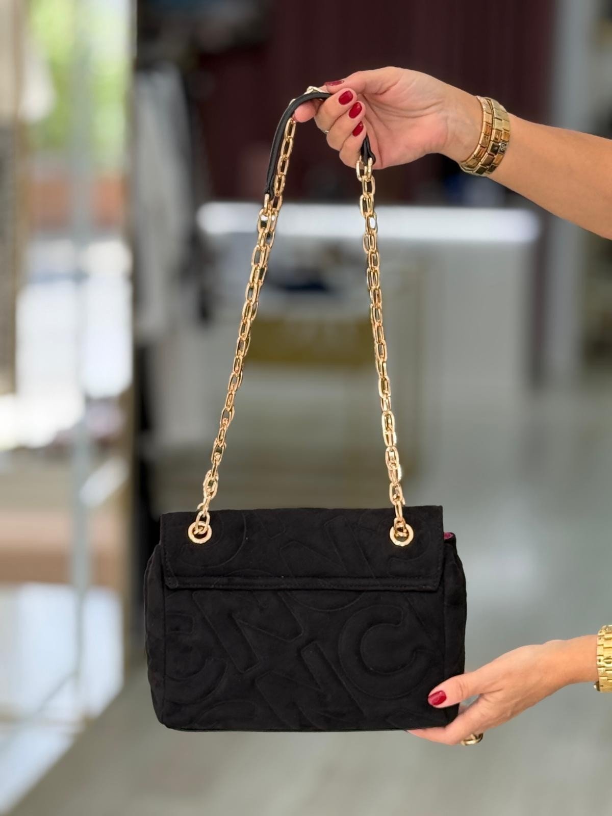 Bolsa de ombro com pala em camurça