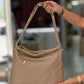 Mala tipo saco com tachas