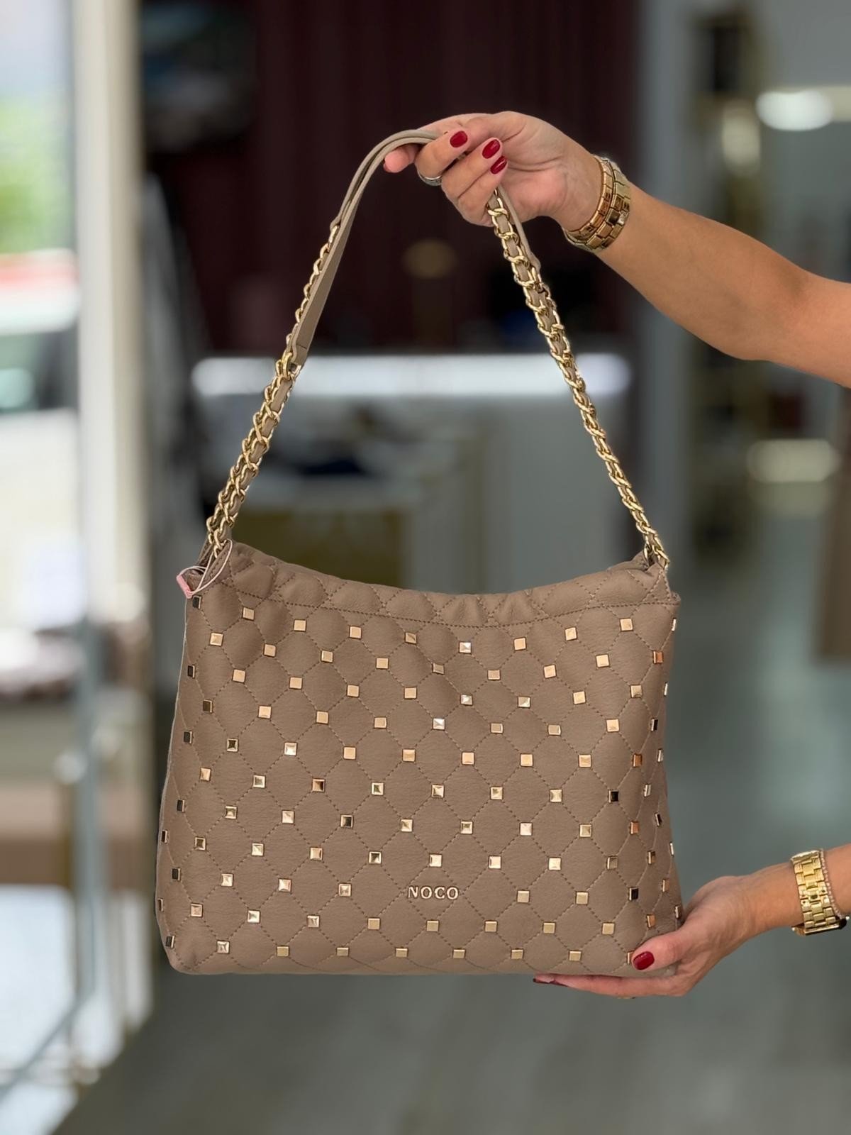 Mala tipo saco com tachas