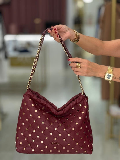 Mala tipo saco com tachas