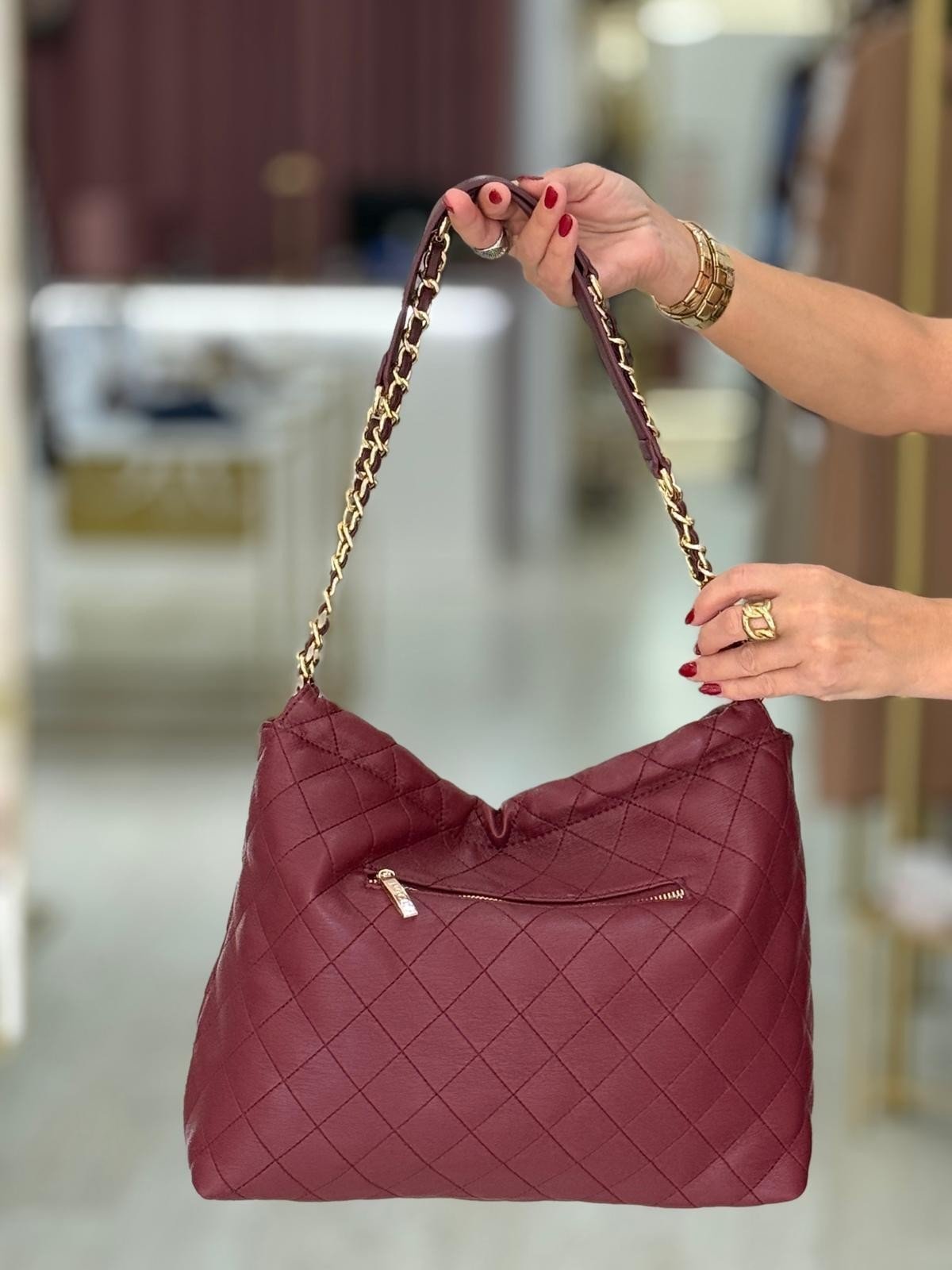 Mala tipo saco com tachas