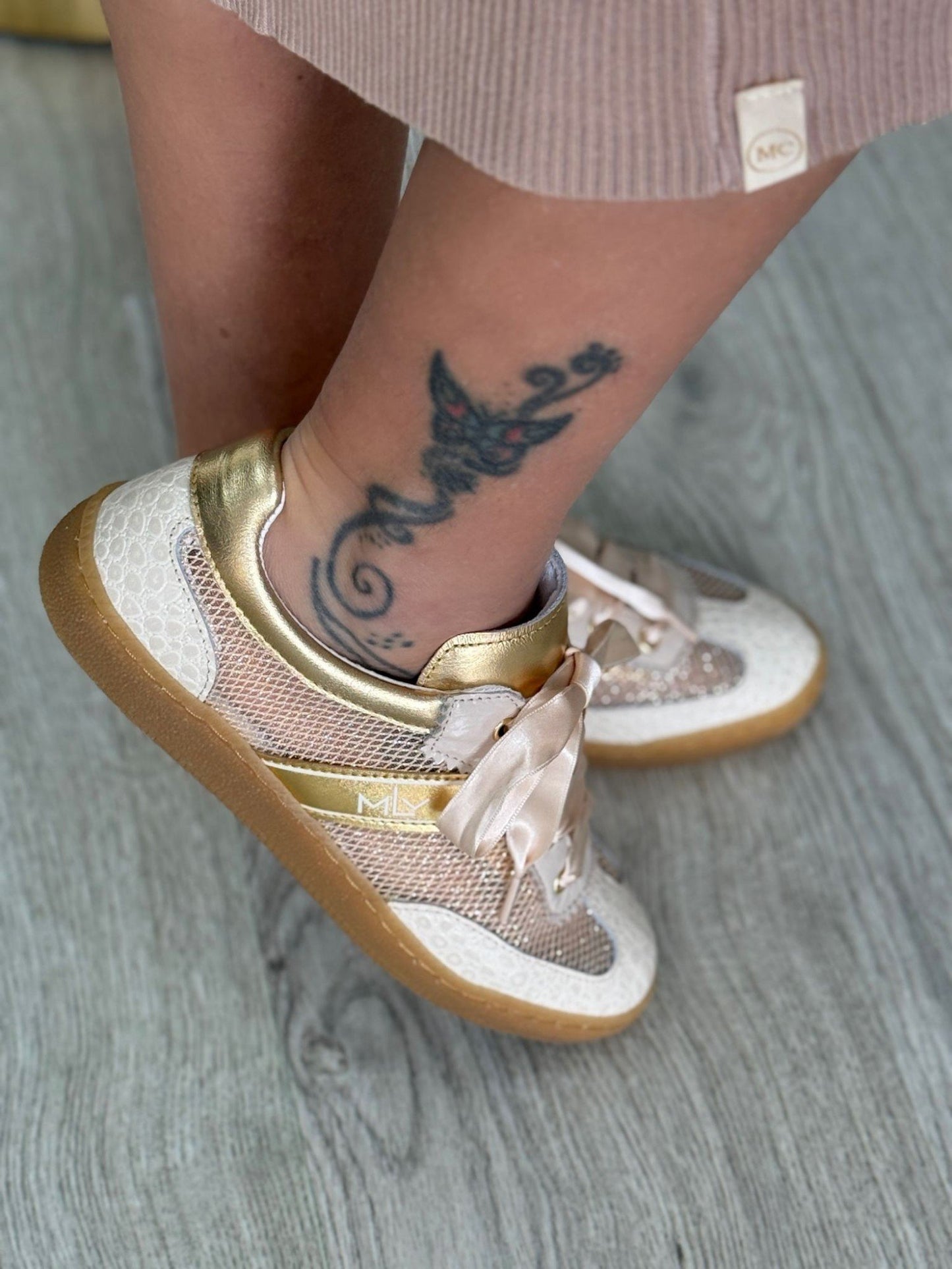 Ténis desportivo dourado