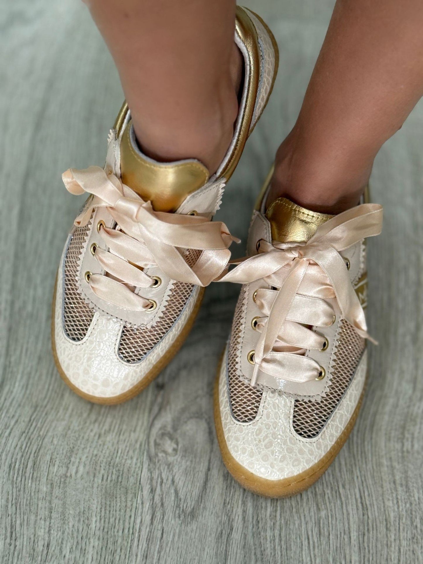 Ténis desportivo dourado