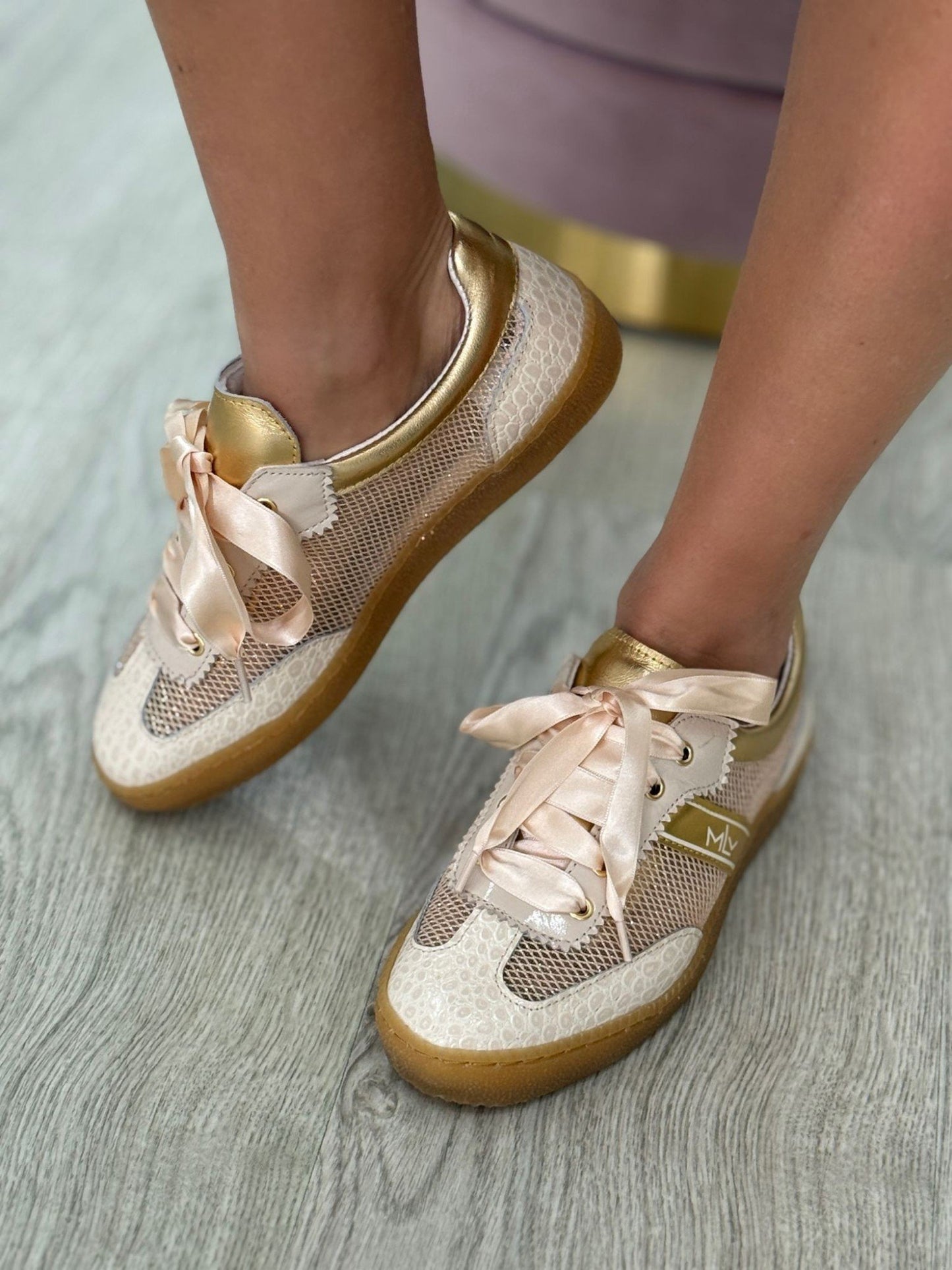 Ténis desportivo dourado