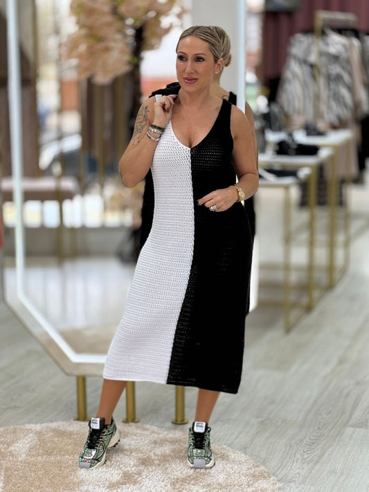 Vestido bicolor perfurado