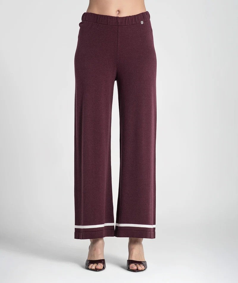 Calças com riscas no fundo