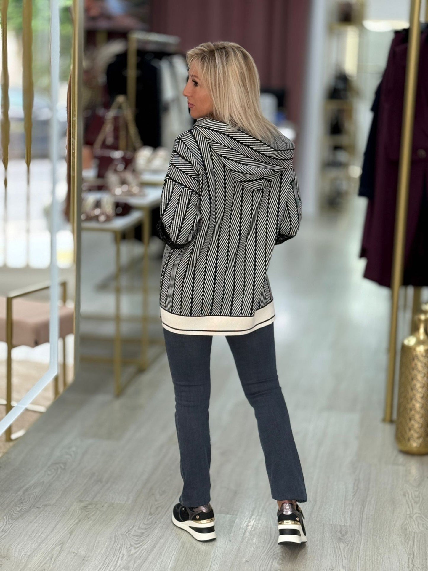 Camisola com jacquard e mangas lantejoulas