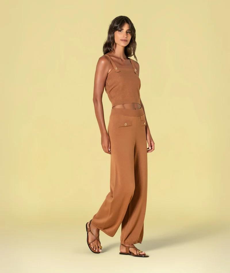 Calças com detalhe de botões