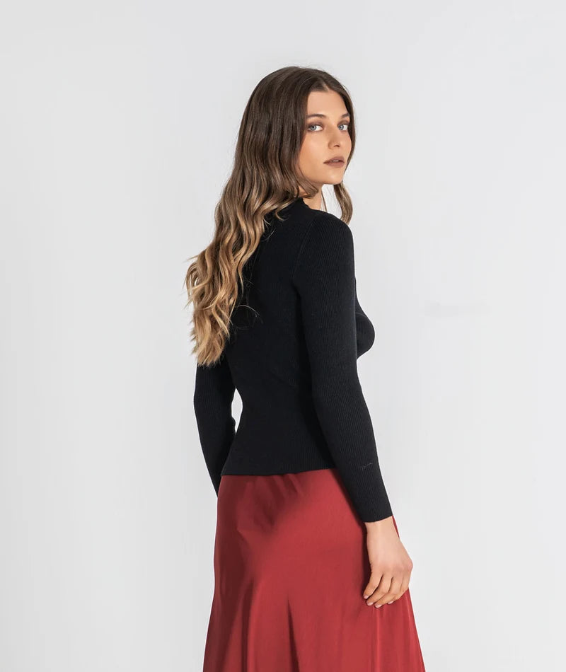 Camisola com renda no decote