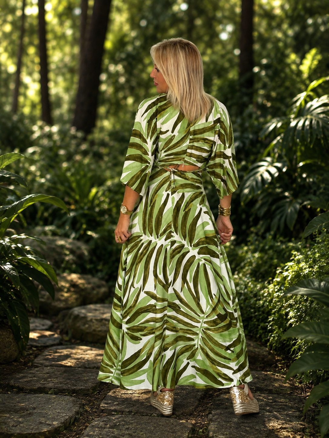 Vestido com abertura nas costas