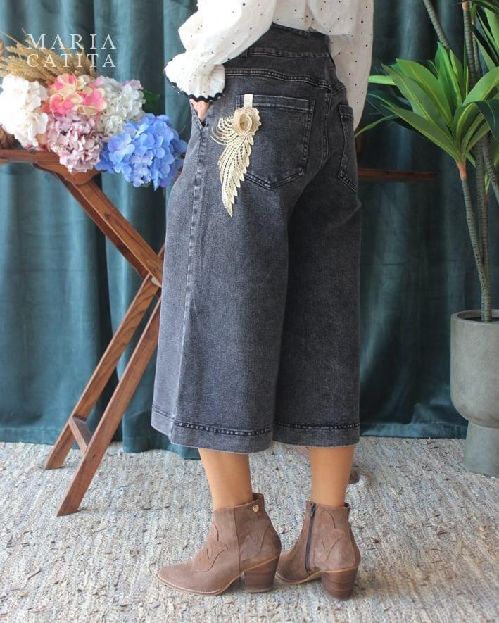 Bermudas com bordado