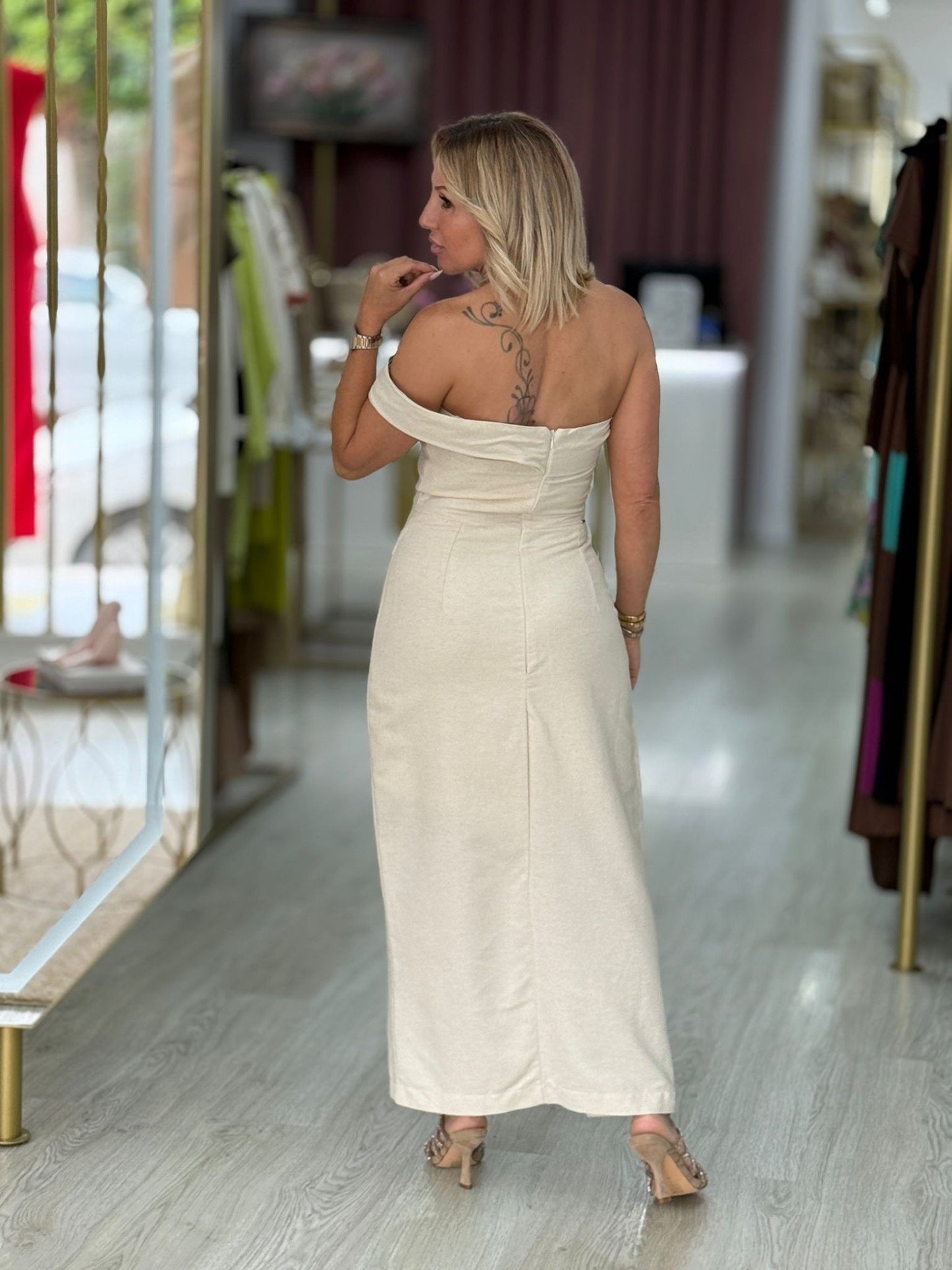 Vestido decote assimétrico