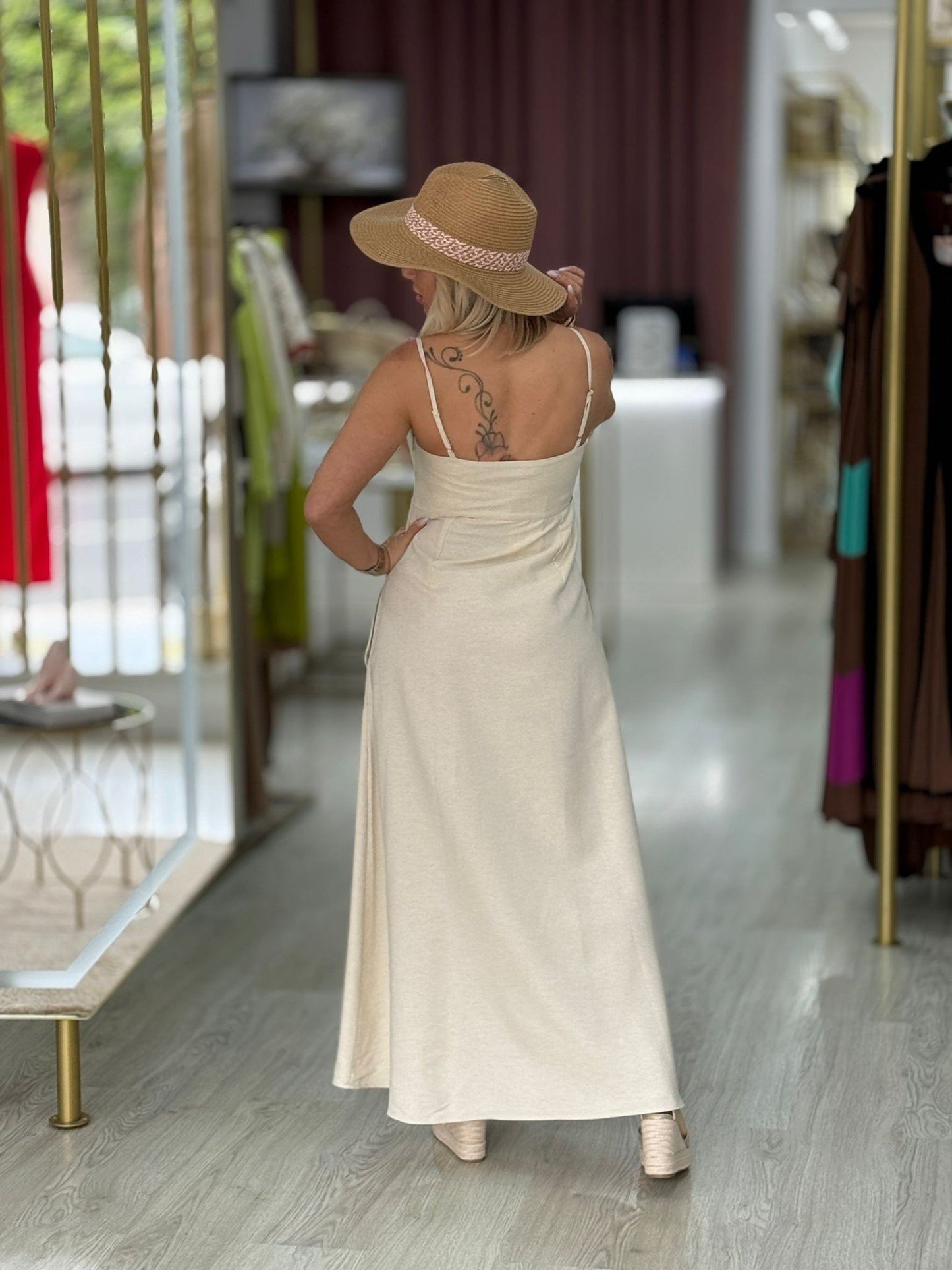 Vestido com maxi flor (+ cores)