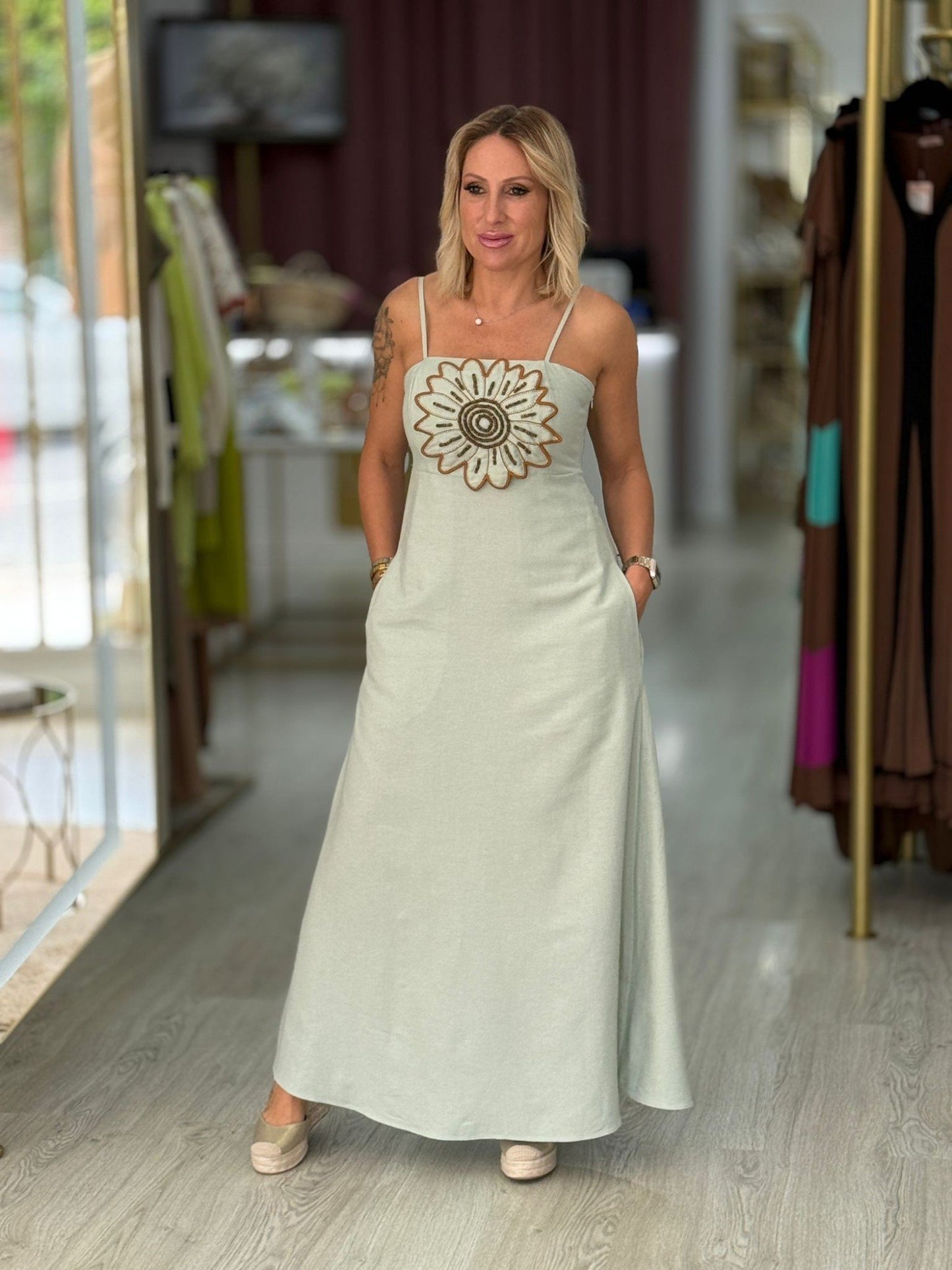 Vestido com maxi flor (+ cores)