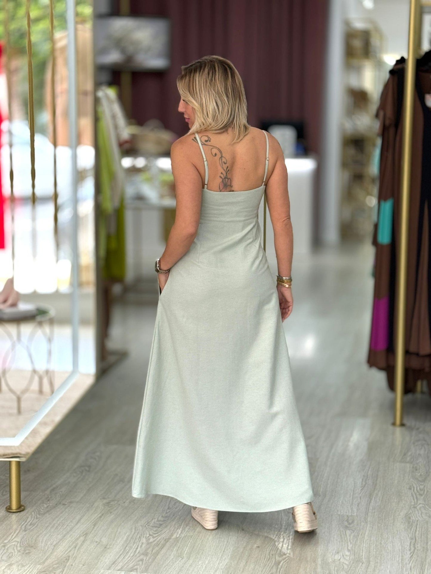 Vestido com maxi flor (+ cores)