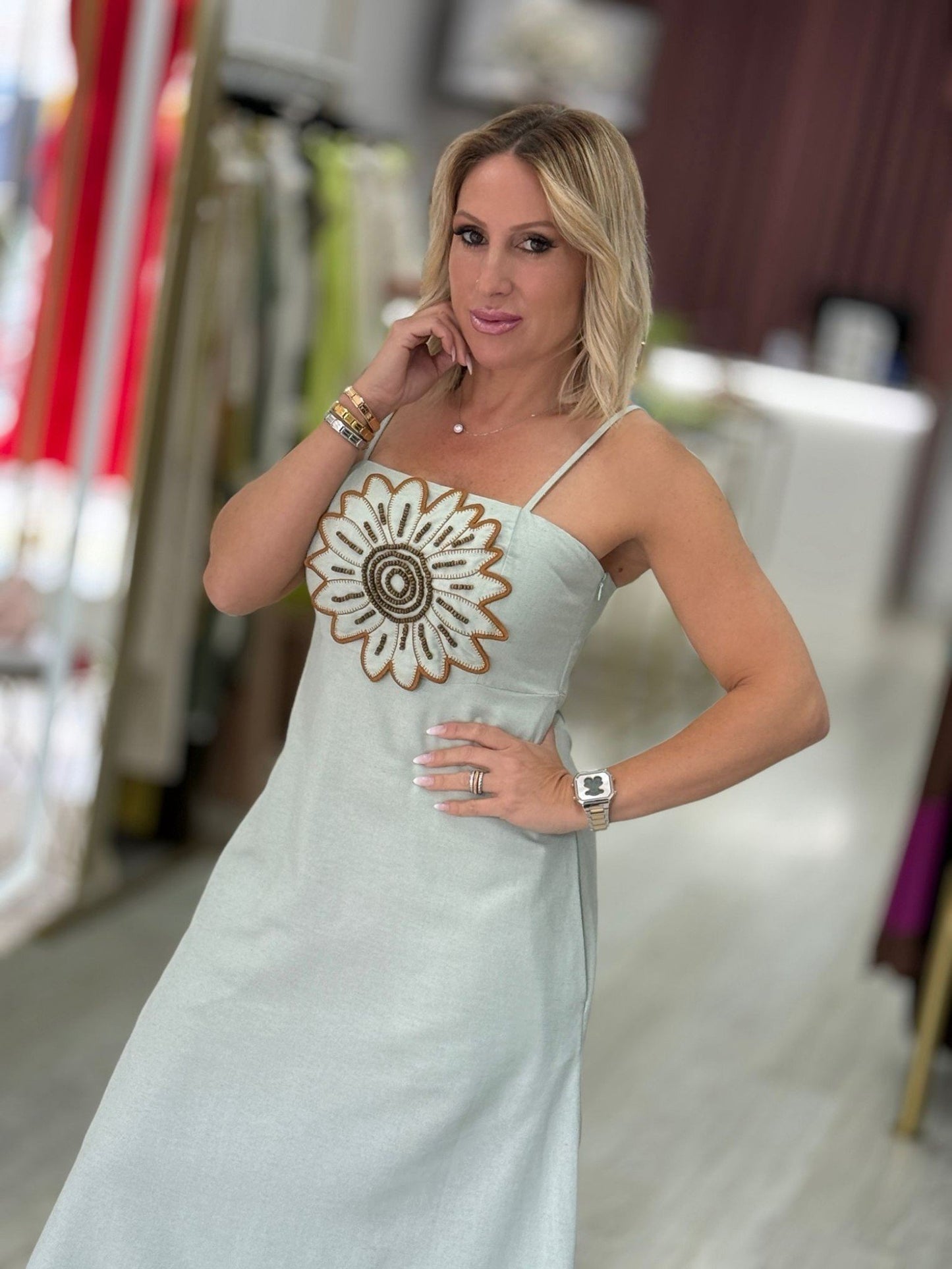Vestido com maxi flor (+ cores)