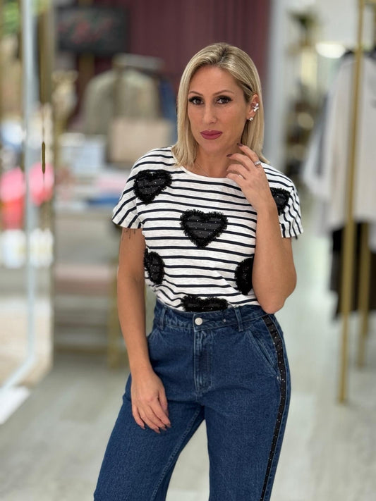 T-shirt riscas e corações