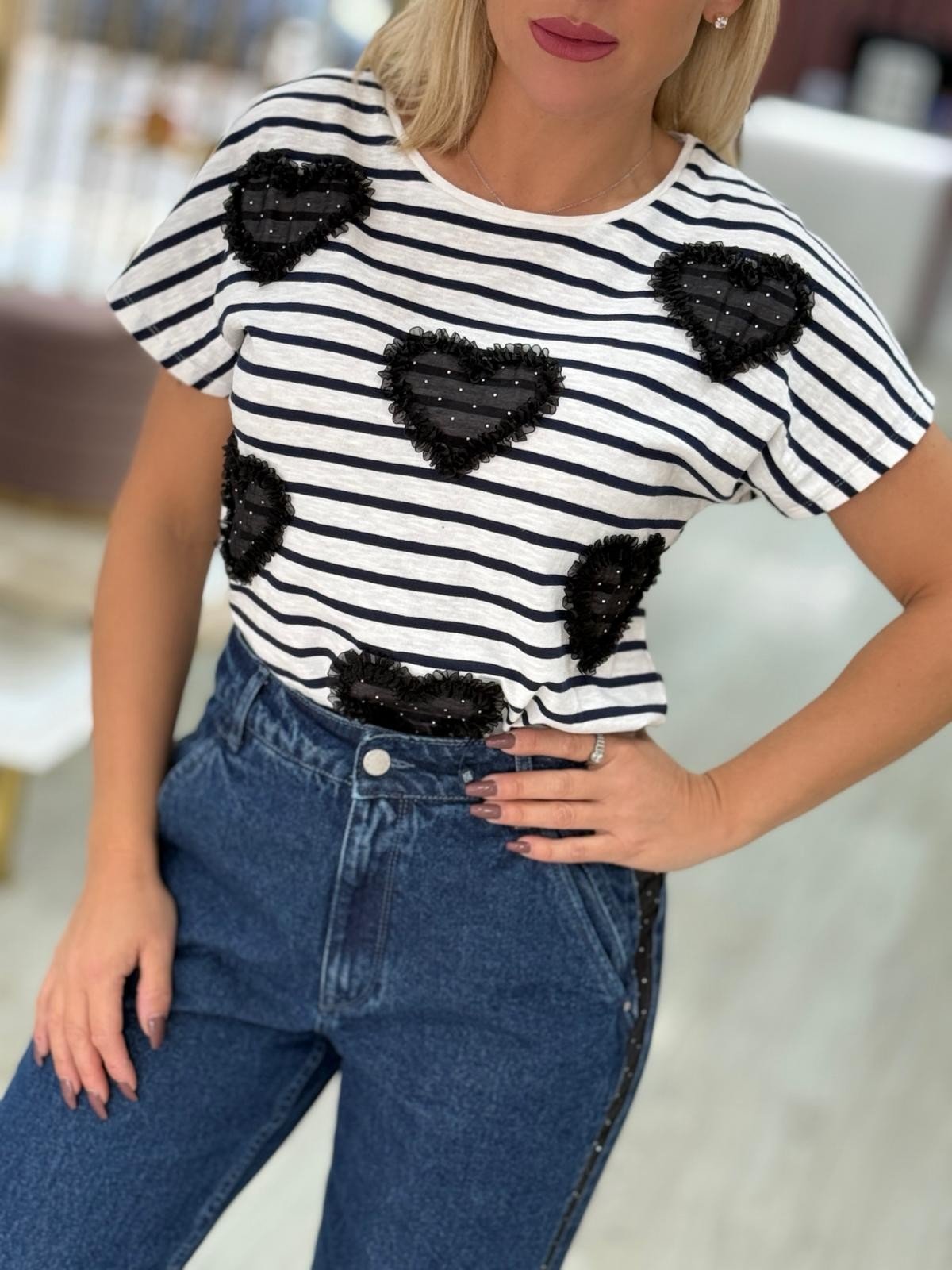 T-shirt riscas e corações