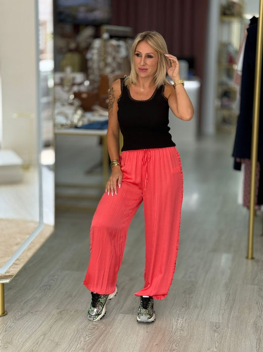 Calças com cordão e folhos laterais