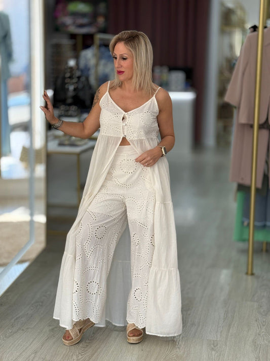 Top alças finas com bordado inglês