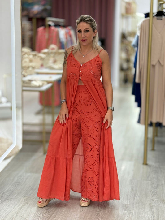 Top alças finas com bordado inglês