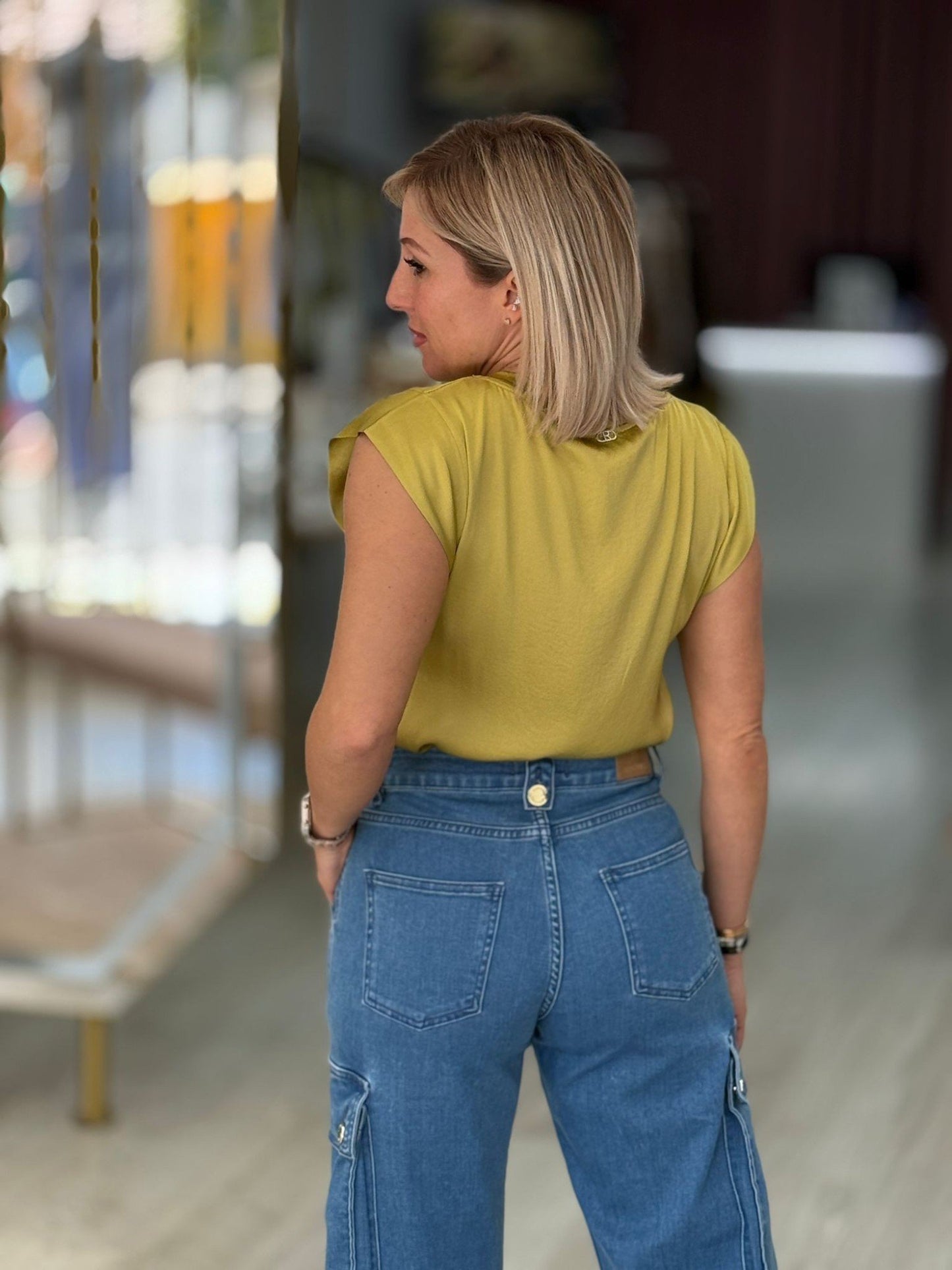 Blusa decote em v acetinada