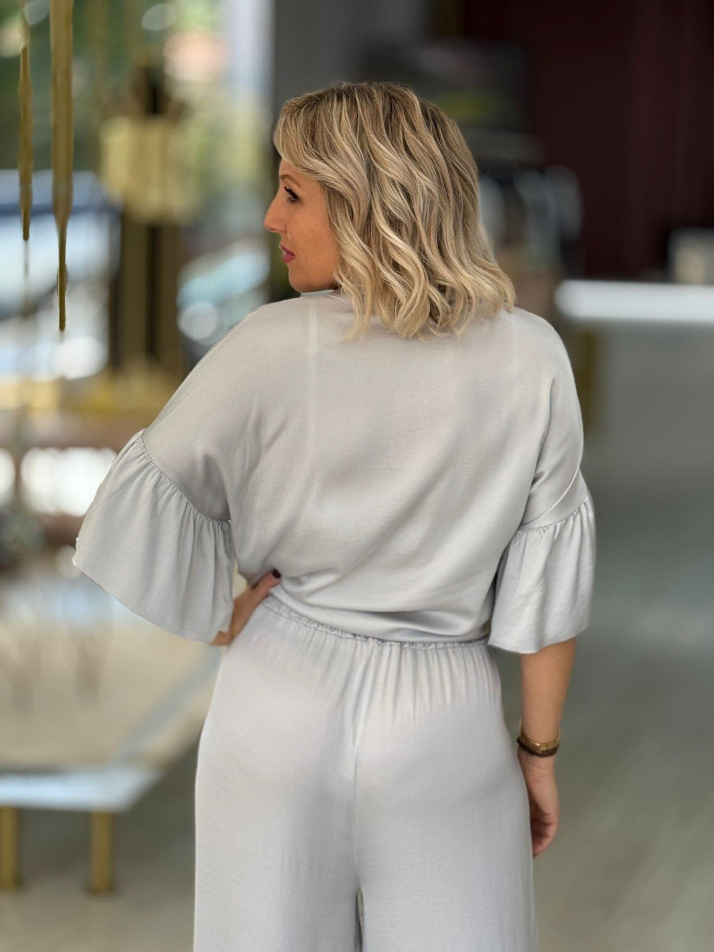 Blusa com botões e nó na frente acetinada