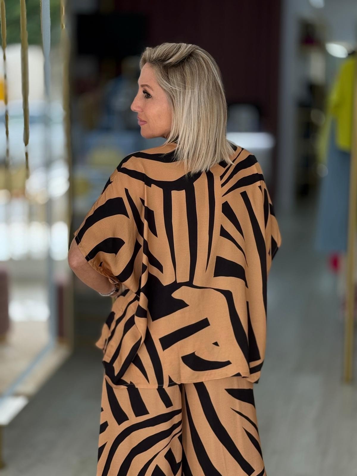 Camisa com botões e padrão gemoétrico