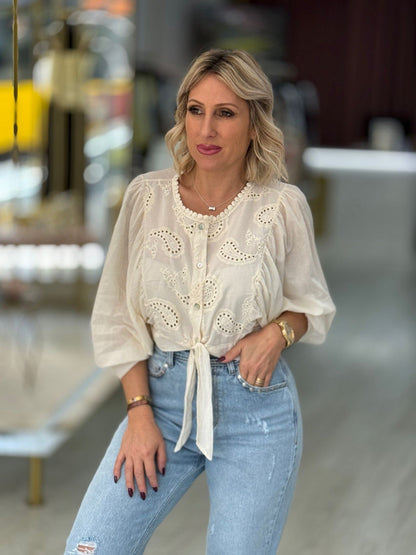 Blusa bordado inglês com botões