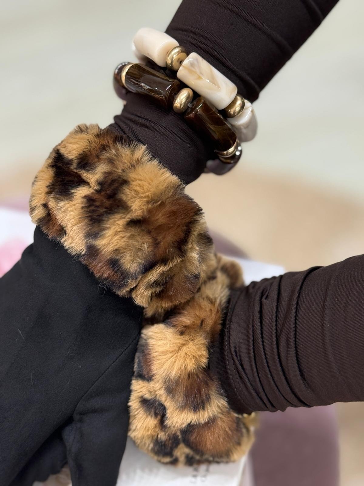 Luvas com pelo animal print