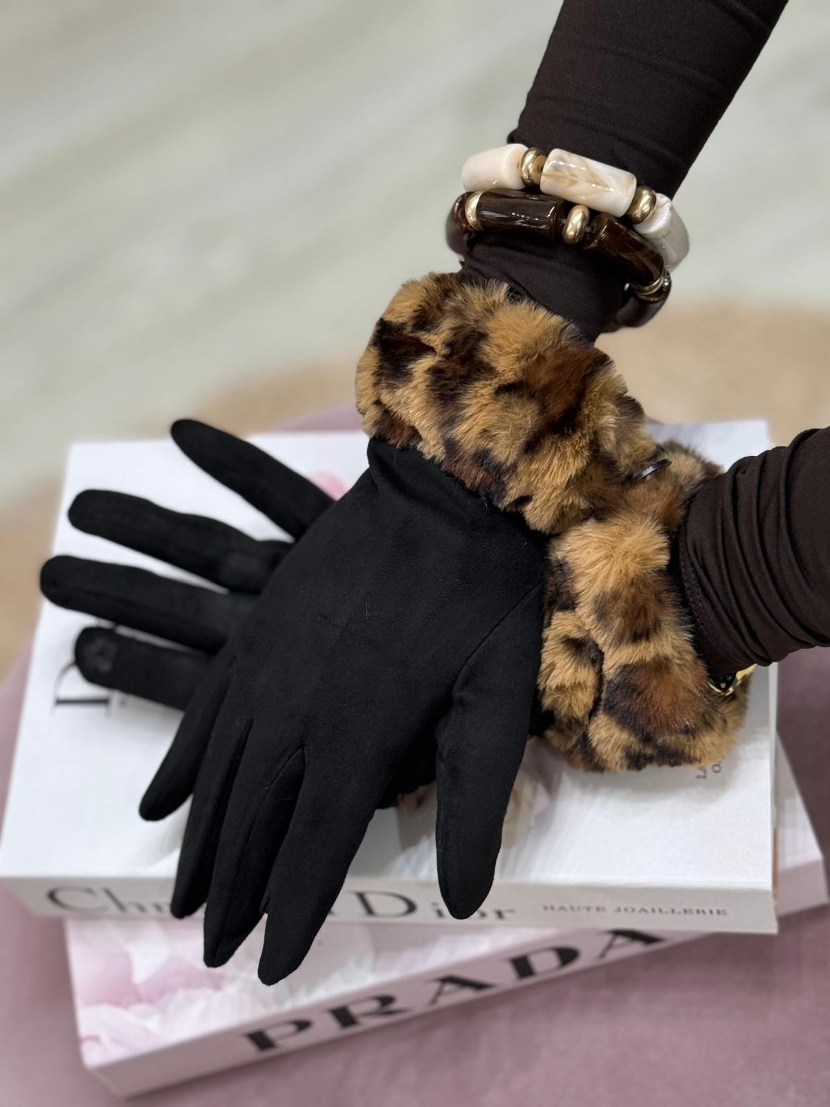 Luvas com pelo animal print