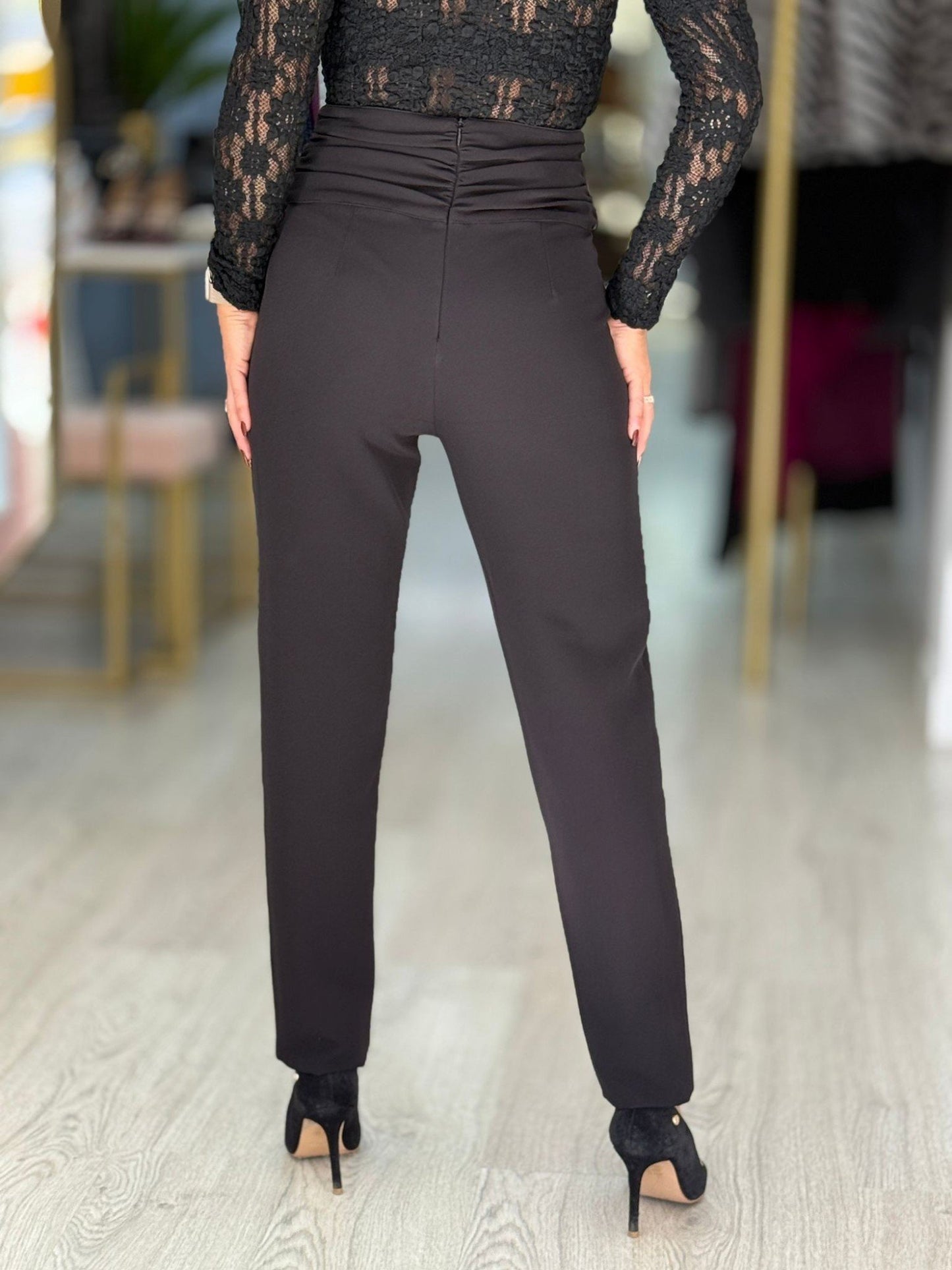 Calça  com fivela de jóia