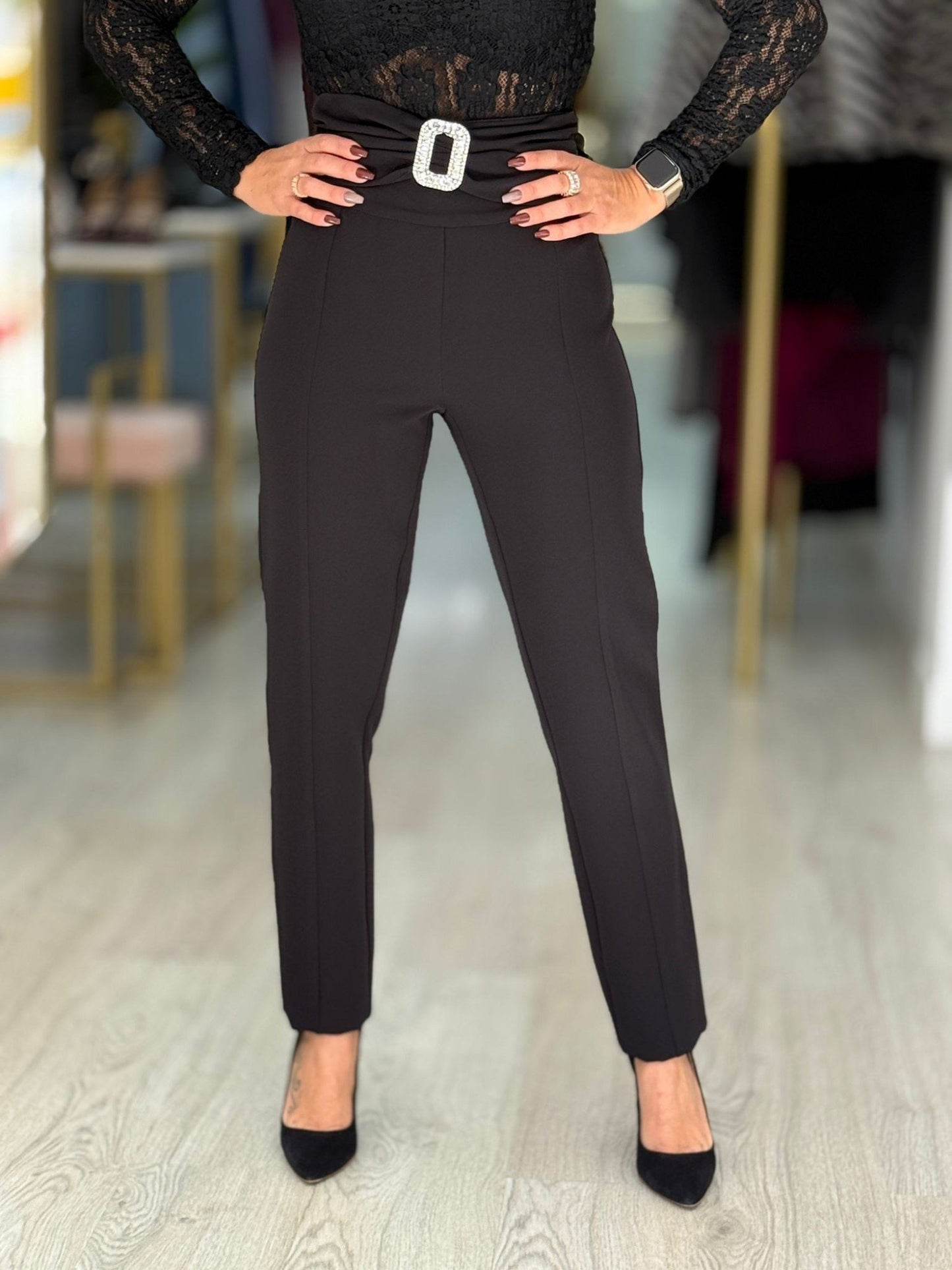 Calça  com fivela de jóia