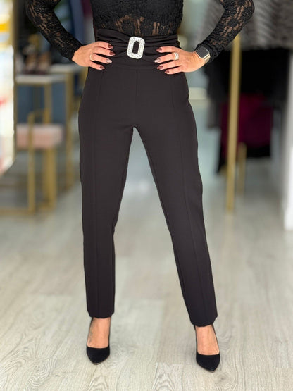 Calça  com fivela de jóia
