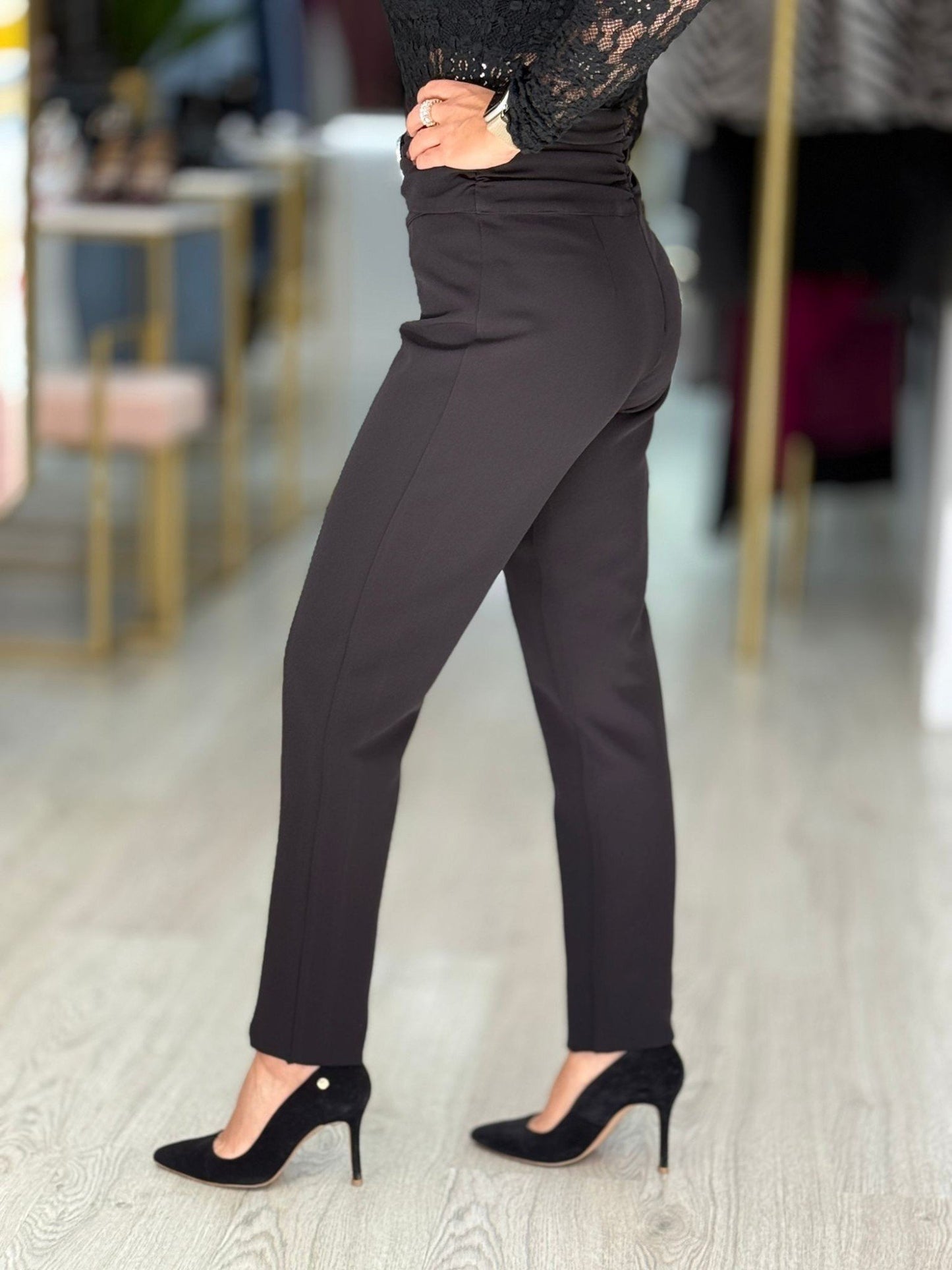 Calça  com fivela de jóia